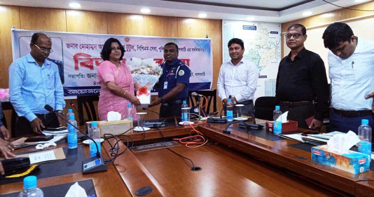 ঝালকাঠির বিদায়ী পুলিশ সুপারকে জেলা প্রশাসনের আনুষ্ঠানিক সংবর্ধনা প্রদান