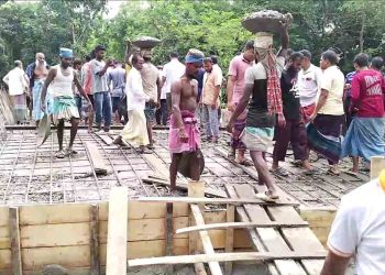 ঝালকাঠিতে ঠিকাদার আত্মগোপনে থাকায় স্বেচ্ছাশ্রমে ব্রীজ নির্মাণ করছেন গ্রামবাসী