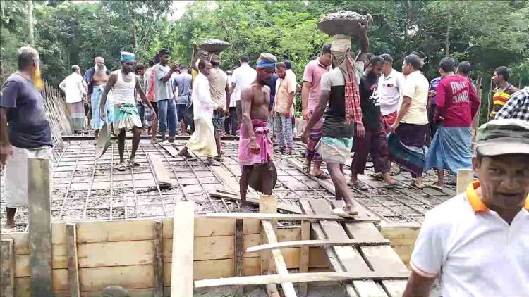 ঝালকাঠিতে ঠিকাদার আত্মগোপনে থাকায় স্বেচ্ছাশ্রমে ব্রীজ নির্মাণ করছেন গ্রামবাসী
