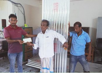ঝালকাঠি জেলায় রিমালে ক্ষতিগ্রস্থ পরিবারকে টাকা ও টিন বিতরণ শুরু