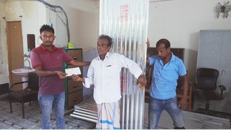 ঝালকাঠি জেলায় রিমালে ক্ষতিগ্রস্থ পরিবারকে টাকা ও টিন বিতরণ শুরু