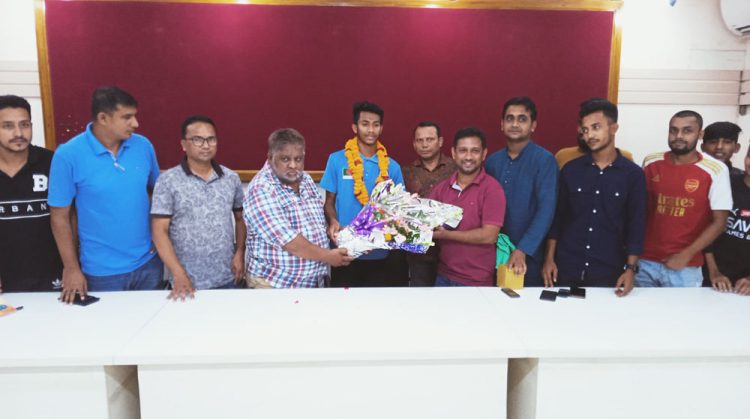 সাফ গেমসে ফুটবলে সেরা খেলোয়ার মিরাজুল ইসলামকে সংবর্ধনা দিয়েছে ঝালকাঠি প্রেসক্লাব