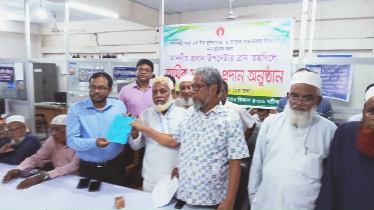 বন্যা দুর্গতদের সহযোগিতায় ঝালকাঠির বীর মুক্তিযোদ্ধা ও তাদের পরিবার