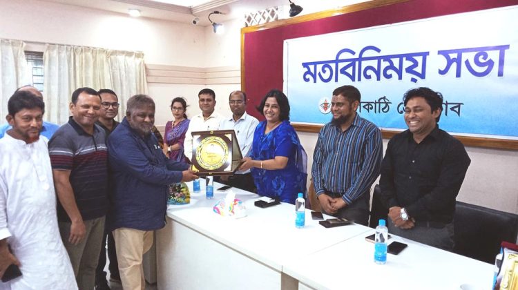 ঝালকাঠি প্রেসক্লাব বিদায়ী জেলা প্রশাসককে সংবর্ধনা প্রদান করেছে