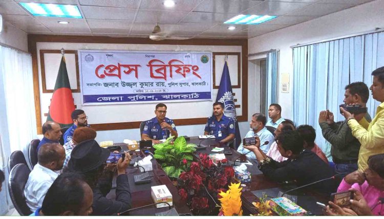 ঝালকাঠির নবাগত পুলিশ সুপার সাংবাদিকদের নিয়ে প্রেস ব্রিফিং
