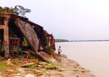 রাজাপুরে বিষখালি নদীতে হঠাৎ ভাঙন, বিলীন ৩ দোকান, ঝুকিতে স্কুল
