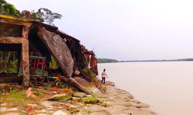 রাজাপুরে বিষখালি নদীতে হঠাৎ ভাঙন, বিলীন ৩ দোকান, ঝুকিতে স্কুল