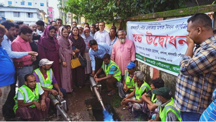 ঝালকাঠি পৌরসভায় শুরু হয়েছে মশক নিধন অভিযান