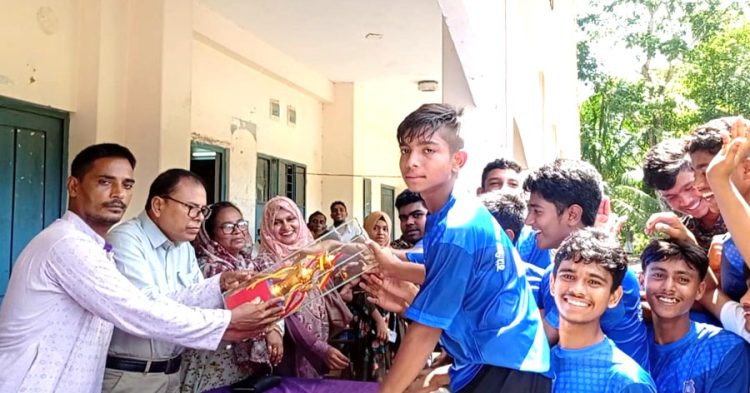 কাঠালিয়ায় প্রীতি ফুটবল ম্যাচ অনুষ্ঠিত