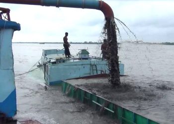 কাঠালিয়ায় অবৈধভাবে বালু উত্তোলনের দায়ে জরিমানা ও ড্রেজার জব্দ