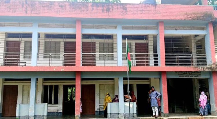 শিক্ষকদের দ্বন্দ্বে ও প্রধান শিক্ষকের অনিয়মে ডুবতে বসেছে রাজাপুরের ৬১ নং উত্তর পালট সঃ প্রাঃ বিদ্যালয়