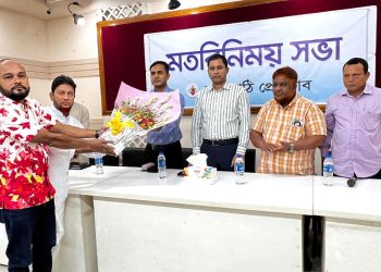 ঝালকাঠি জেলা প্রশাসক ও পুলিশ সুপারকে ফুল দিয়ে শুভেচ্ছা জানাচ্ছেন ঝালকাঠি প্রেসক্লাবের সহ সভাপতি মোঃ মাসউদুল আলম