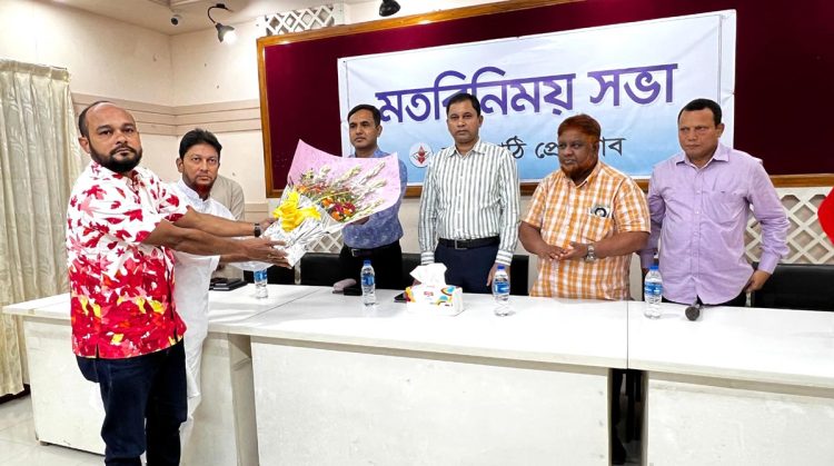 ঝালকাঠি জেলা প্রশাসক ও পুলিশ সুপারকে ফুল দিয়ে শুভেচ্ছা জানাচ্ছেন ঝালকাঠি প্রেসক্লাবের সহ সভাপতি মোঃ মাসউদুল আলম