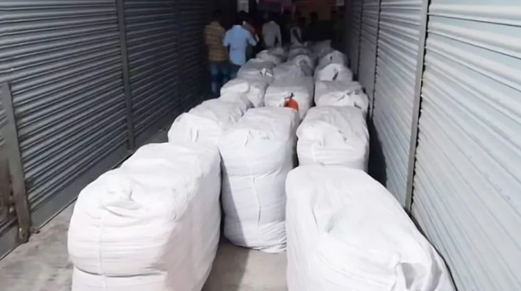 স্বেচ্ছাসেবক লীগ নেতার বাসা থেকে উদ্ধার হয়েছে এক হাজার কম্বল