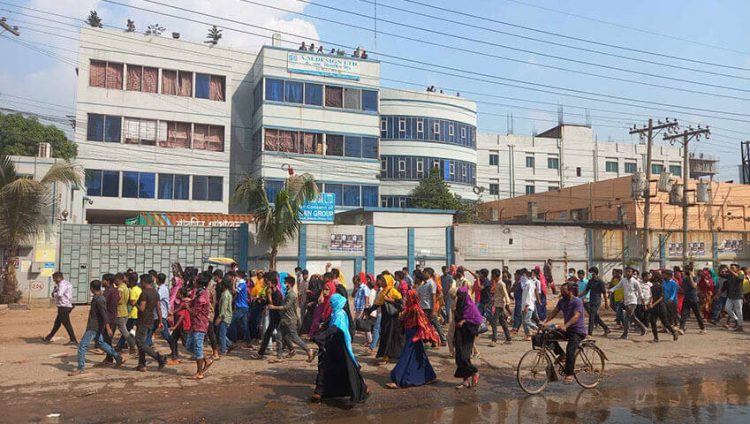 বেতন বৃদ্ধির দাবিতে আশুলিয়ায় কয়েক কারখানায় আবারো বিক্ষোভ