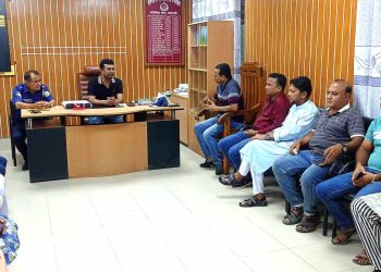 কাঠালিয়া থানা অফিসার ইনচার্জ নাসির উদ্দিনের সাথে প্রেসক্লাবের সাংবাদিকদের বিদায় সংবর্ধনা