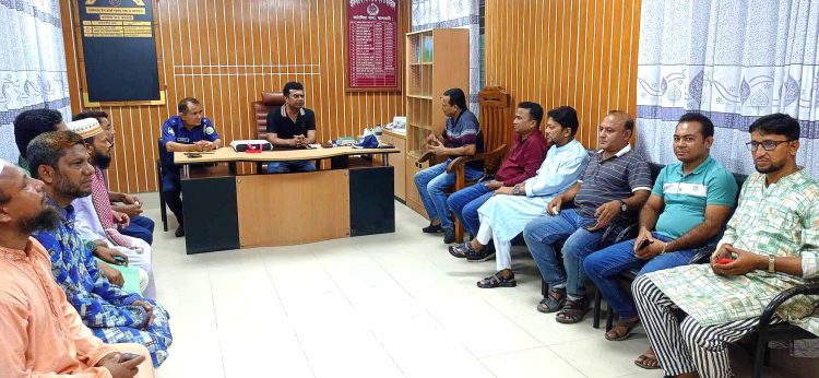 কাঠালিয়া থানা অফিসার ইনচার্জ নাসির উদ্দিনের সাথে প্রেসক্লাবের সাংবাদিকদের বিদায় সংবর্ধনা