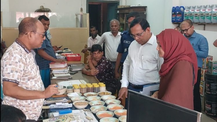 ঝালকাঠিতে টাস্কফোর্স টিমের অভিযান, দু’জন ব্যবসায়ীকে ৩৫ হাজার টাকা জরিমানা