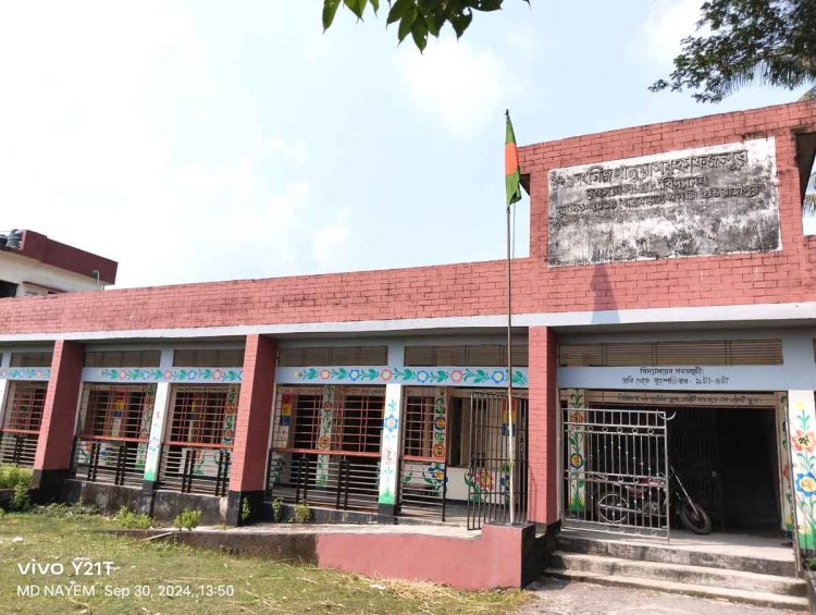 ১২১ নং নিজ গালুয়া মরহুম ফজলুর রহমান সরকারি প্রাথমিক বিদ্যালয় রাজাপুরে স্কুলের ভবন ও শিক্ষক থাকলেও নেই শিক্ষার্থী!