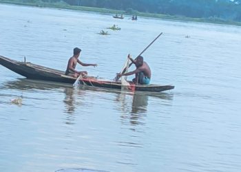 নিষেধাজ্ঞা অমান্য করে বিষখালী নদীতে চলছে ইলিশ শিকার, ১৮ দিনে মৎস্য বিভাগের নেই কোন সফলতা