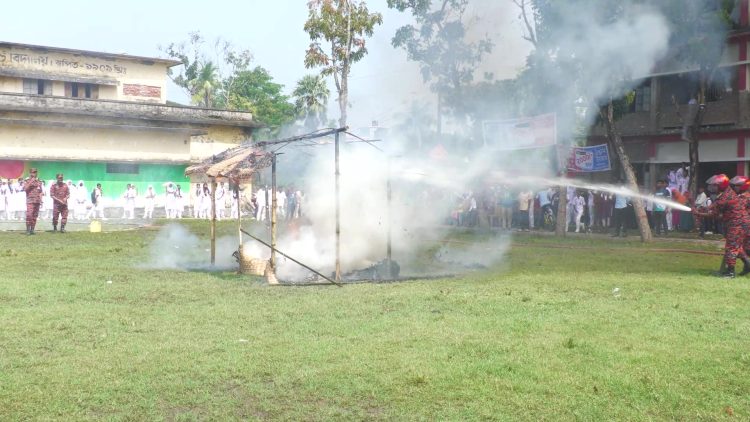 ঝালকাঠিতে অগ্নিকান্ডে প্রতিরোধ ও প্রতিরক্ষায় ফায়ার সার্ভিসের মহড়া