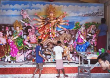 ঝালকাঠিতে শারদীয় দূর্গা পূজার শেষ মুহুর্তের প্রস্তুতি চলছে