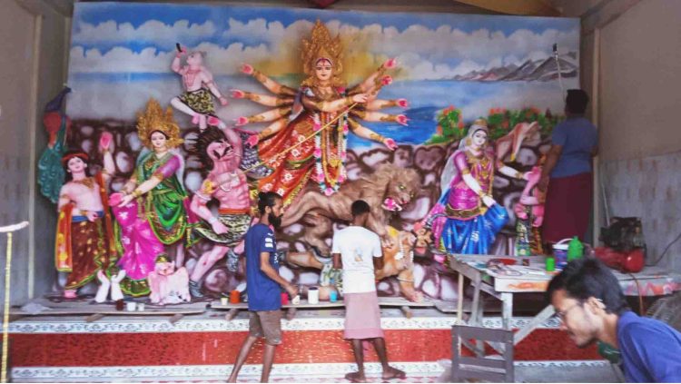 ঝালকাঠিতে শারদীয় দূর্গা পূজার শেষ মুহুর্তের প্রস্তুতি চলছে