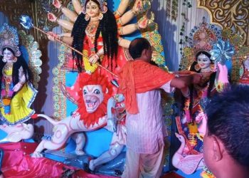 ঝালকাঠিতে ষষ্ঠী ও সপ্তমী পূজার মধ্য দিয়ে সনাতনী সম্প্রদায়ের শারদীয় দূর্গা পূজা শুরু
