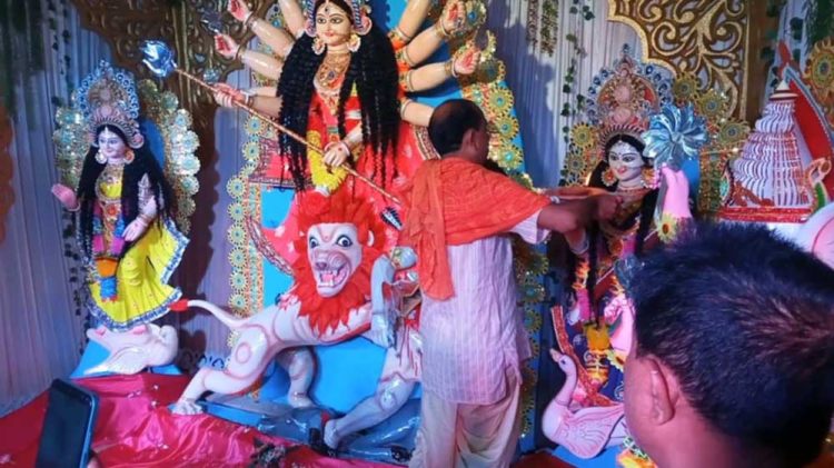 ঝালকাঠিতে ষষ্ঠী ও সপ্তমী পূজার মধ্য দিয়ে সনাতনী সম্প্রদায়ের শারদীয় দূর্গা পূজা শুরু