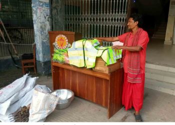 ঝালকাঠি পৌরসভার পরিচ্ছন্নকর্মীদের মধ্যে উপকরণ বিতরণ