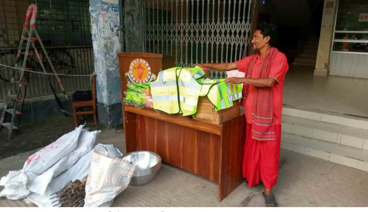 ঝালকাঠি পৌরসভার পরিচ্ছন্নকর্মীদের মধ্যে উপকরণ বিতরণ