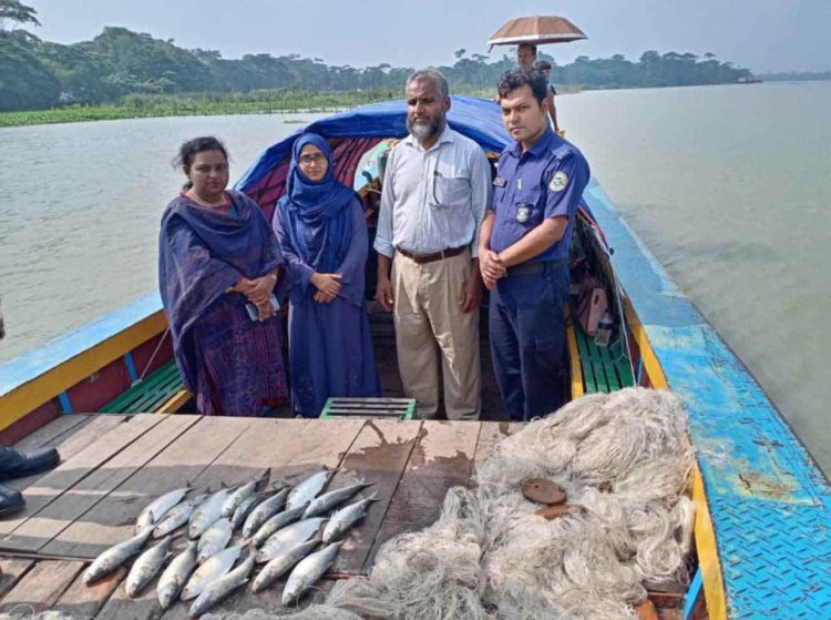 ঝালকাঠিতে মা ইলিশ রক্ষা কার্যক্রমের আওতায় ৪ জনকে দন্ডিত করে ২৭ হাজার টাকা জরিমানা
