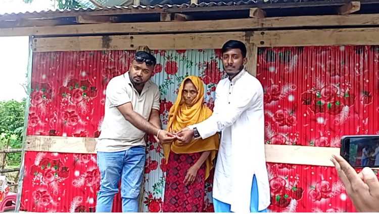 কাঠালিয়ায় মিরাজ খান ফাউন্ডেশনের পক্ষ থেকে অসহায়দের দেয়া ঘরের উদ্ধোধন