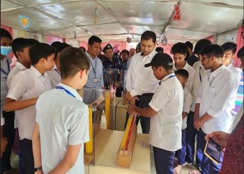 কাঠালিয়ায় ব্র্যাকের ভাসমান শিক্ষা তরী পরিদর্শনে জেলা প্রশাসক