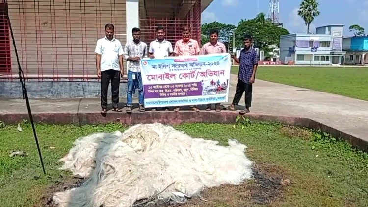 কাঠালিয়ায় মা ইলিশ রক্ষার অভিযানে ৩ জেলেকে দÐ, পাঁচ হাজার মিটার জাল ও দুটি ট্রলার আটক