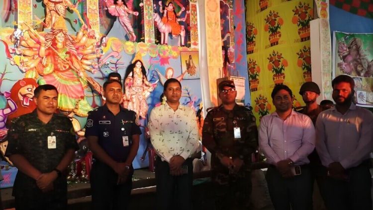 ঝালকাঠি জেলা প্রসাশক ও পুলিশ সুপার আইনশৃঙ্খলা বাহিনীর সদস্যদের নিয়ে পূজা মন্ডব পরিদর্শন