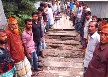 রাজাপুরে চলাচলের অনুপযোগী ঝুকিপূর্ণ ব্রিজ নির্মানের দাবিতে মানববন্ধন