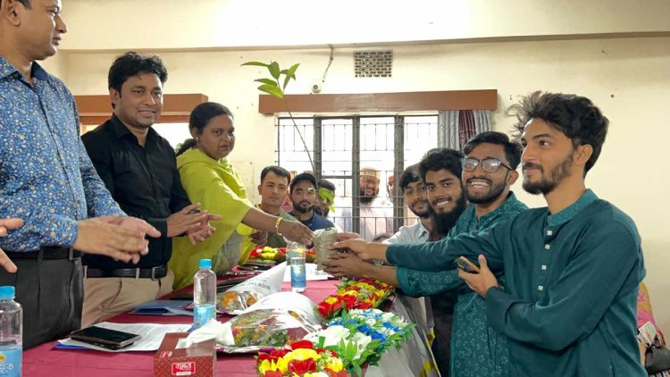 জাতীয় যুব দিবস উপলক্ষে ঝালকাঠিতে ইয়াসের ফলজ ও বনজ চারা বিতরণ