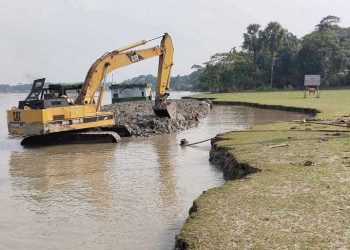 ঝালকাঠিতে অবৈধভাবে সুগন্ধা নদীর তীরের মাটি কাটায় ভেকু মেশিন জব্দ