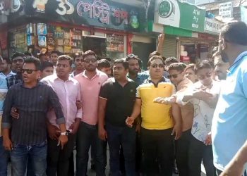 ঝালকাঠিতে ট্রাম্পের ছবি নিয়ে শেখ হাসিনার বক্তব্যের প্রতিবাদে ছাত্রলদের মিছিল ও অবস্থান কর্মসূচি