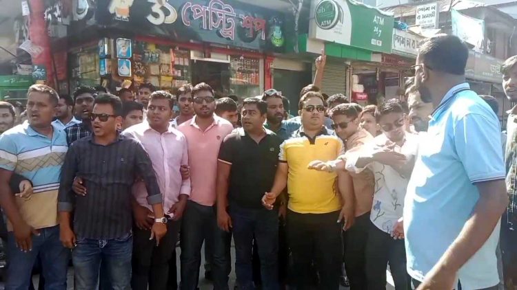 ঝালকাঠিতে ট্রাম্পের ছবি নিয়ে শেখ হাসিনার বক্তব্যের প্রতিবাদে ছাত্রলদের মিছিল ও অবস্থান কর্মসূচি