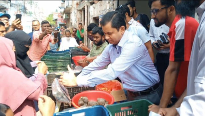 ঝালকাঠিতে বৈষম্যবিরোধী ছাত্রদের উদ্যোগে ন্যায্যমূল্যে সবজি বাজার, ক্রেতাদের স্বস্তি