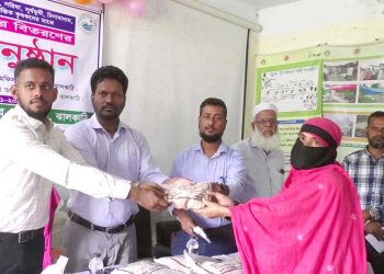 কাঠালিয়ায় কৃষকদের মাঝে কৃষি বীজ ও রাসায়নিক সার বিতরণ