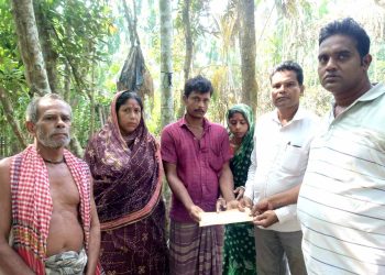 কাঠালিয়ায় অগ্নিকাণ্ডে ক্ষতিগ্রস্ত পরিবারকে উপজেলা বিএনপি’র আর্থিক সহায়তা