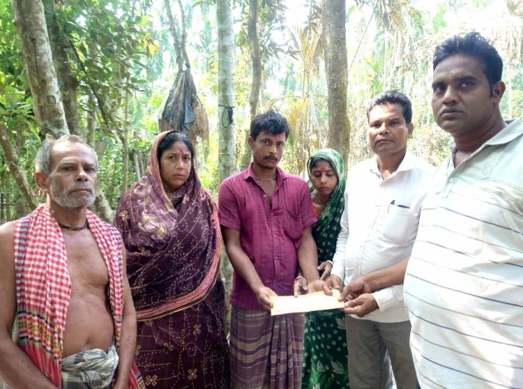 কাঠালিয়ায় অগ্নিকাণ্ডে ক্ষতিগ্রস্ত পরিবারকে উপজেলা বিএনপি’র আর্থিক সহায়তা