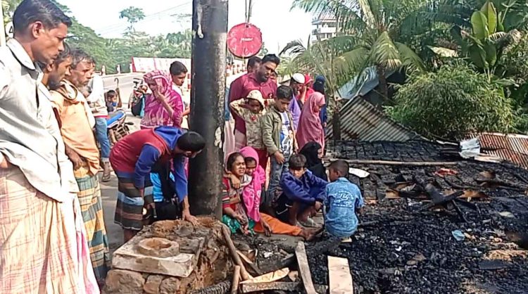 কাঠালিয়ায় ২ নারীসহ তিন ব্যবসায়ীর দোকান আগুনে পুড়ে ছাই