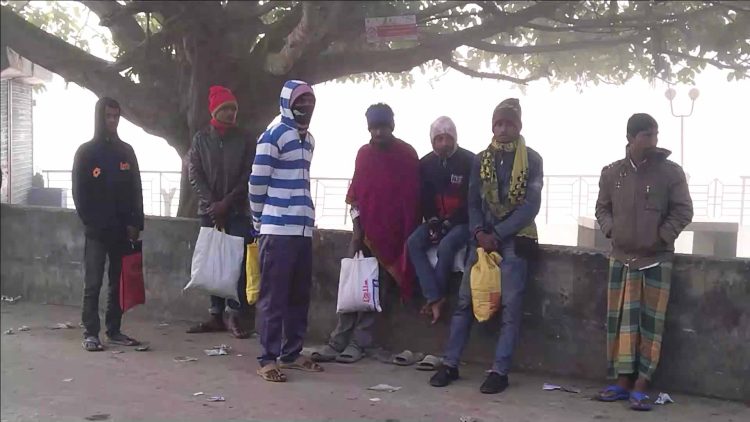 ঝালকাঠিতে তীব্র শীত ও ঘন কুয়াশায় জনজীবন বিপর্যস্ত