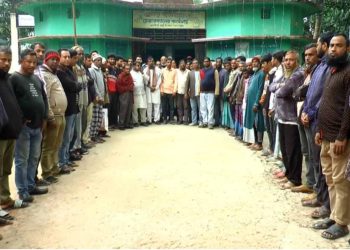 ঝালকাঠিতে ইউপি সচিব ও চেয়ারম্যানের অপসারন দাবিতে বিক্ষোভ মানববন্ধন