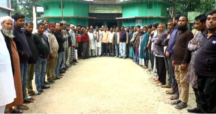 ঝালকাঠিতে ইউপি সচিব ও চেয়ারম্যানের অপসারন দাবিতে বিক্ষোভ মানববন্ধন