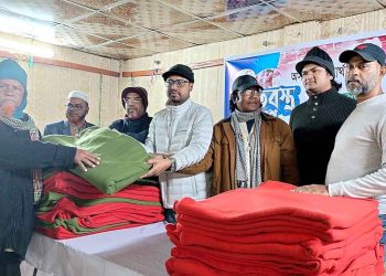 রাজাপুরে অসহায় শীতার্থদের মাঝে কম্বল বিতরণ